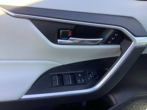 Used 2022 Toyota RAV4 XLE Premium image 13