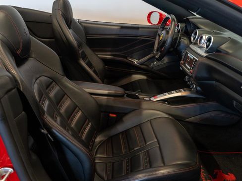 Used 2015 Ferrari California T image 7