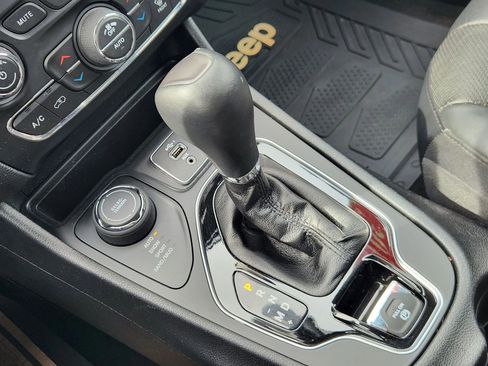 Used 2019 Jeep Cherokee Limited image 38