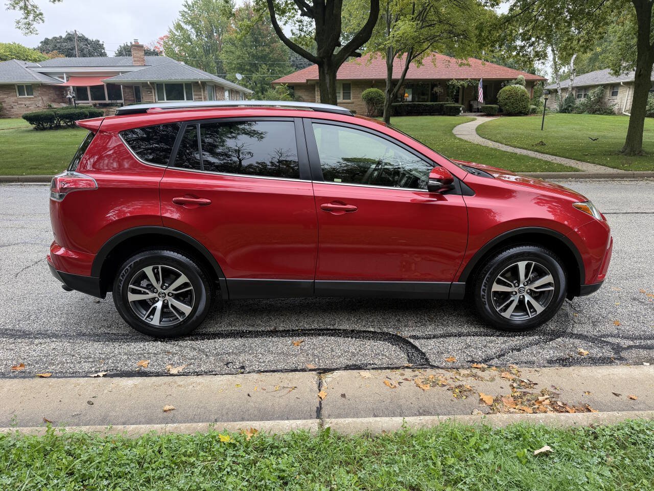 Used 2017 Toyota RAV4 XLE FWD image 6