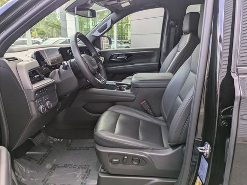 Used 2025 Chevrolet Suburban Z71 AWD/4WD image 15