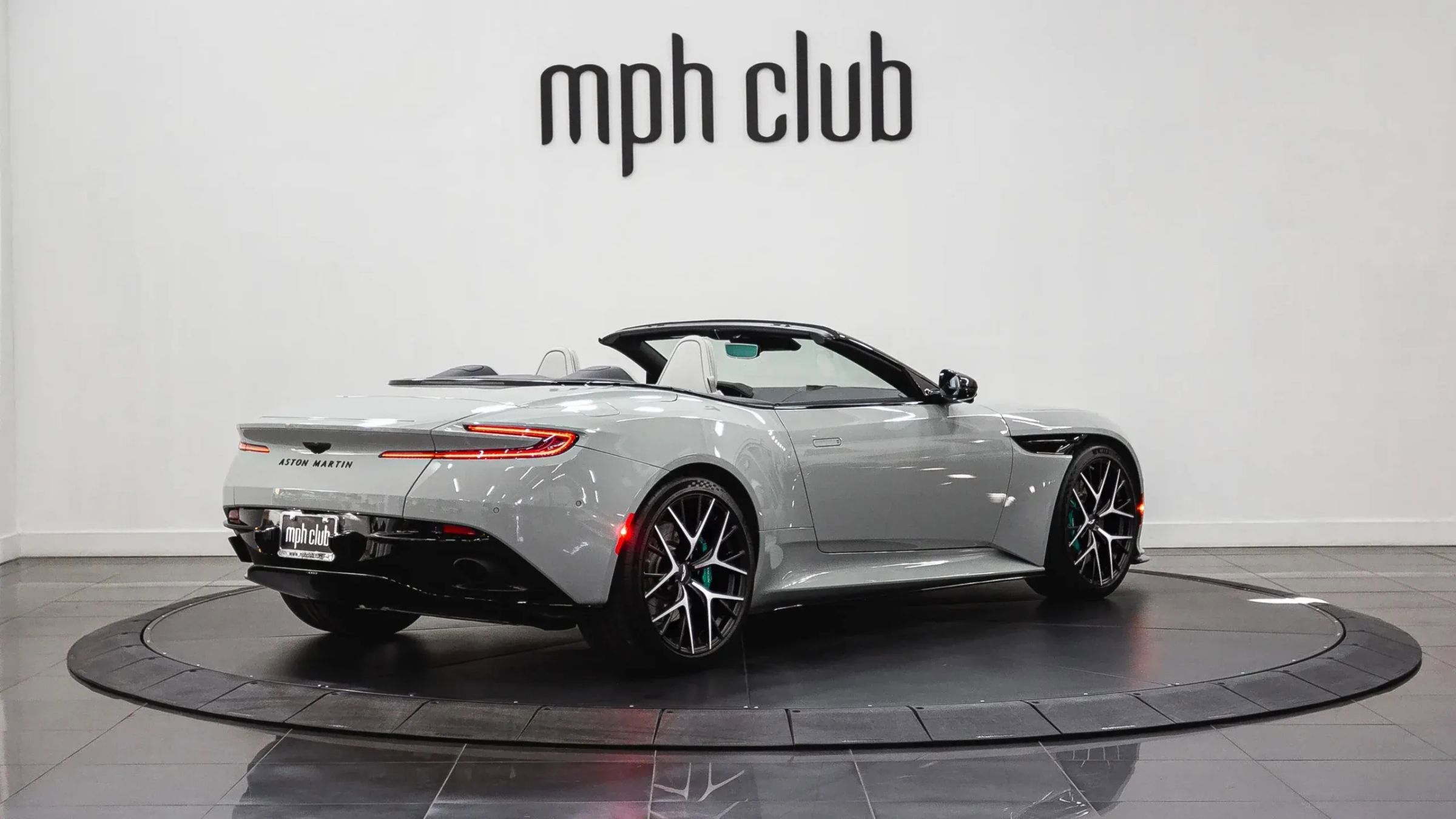 Used 2024 Aston Martin DB12 Convertible RWD image 6