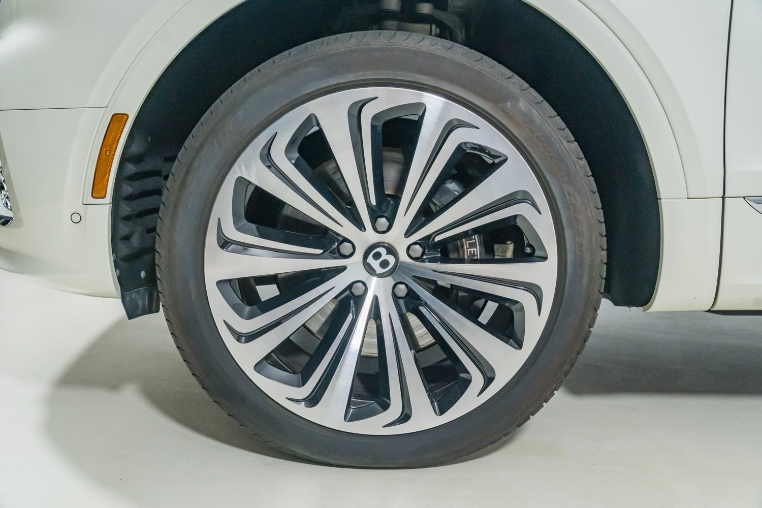 Used 2023 Bentley Bentayga AWD/4WD image 12