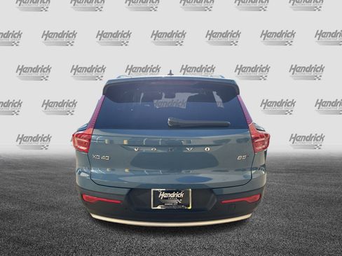 Used 2025 Volvo XC40 B5 Core image 9