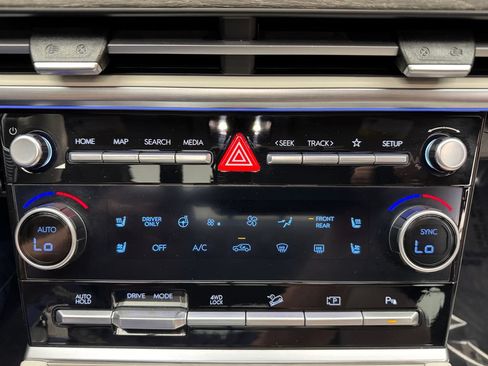 Used 2025 Hyundai Santa Fe Limited AWD/4WD image 21