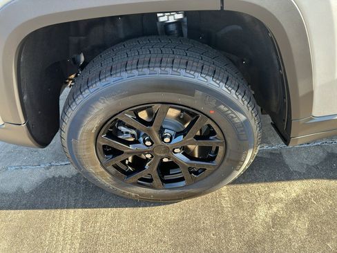 New 2025 Jeep Grand Cherokee Altitude image 9