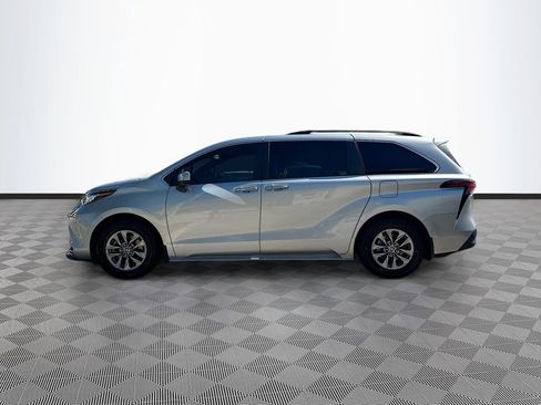 Used 2022 Toyota Sienna XLE AWD/4WD image 9