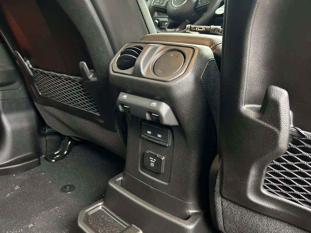 Used 2025 Jeep Wrangler Unlimited Rubicon w/ Convenience Group AWD/4WD image 34