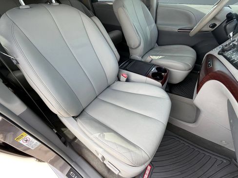 Used 2014 Toyota Sienna XLE FWD image 24