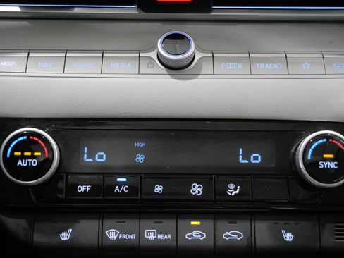 Used 2025 Hyundai Elantra Limited FWD image 20