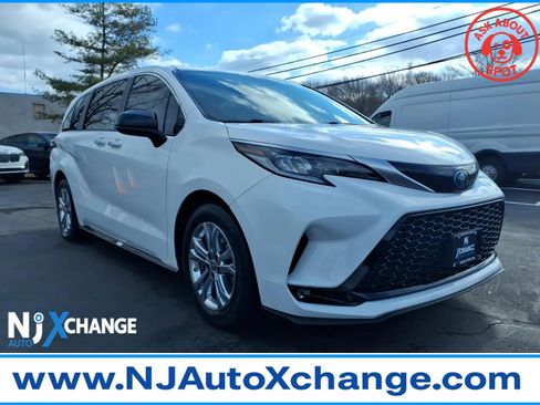 Used 2023 Toyota Sienna XSE w/ XSE Plus Package image 1