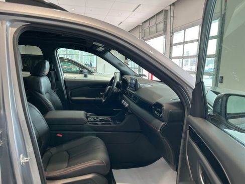 Used 2025 Honda Pilot TrailSport image 21