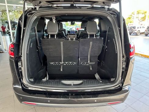 Used 2025 Chrysler Pacifica Limited image 41