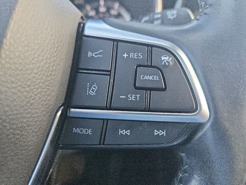 Used 2021 Toyota Highlander XLE FWD image 18
