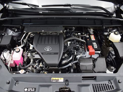 Used 2024 Toyota Highlander LE AWD/4WD image 9