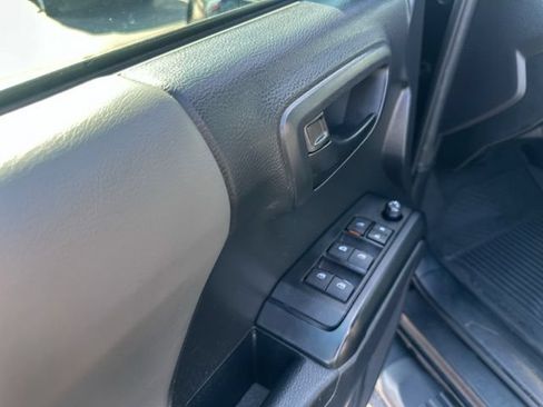 Used 2022 Toyota Tacoma SR AWD/4WD image 15