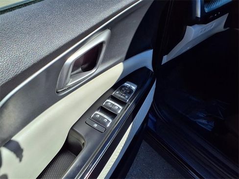 Used 2024 Kia Carnival LX image 10