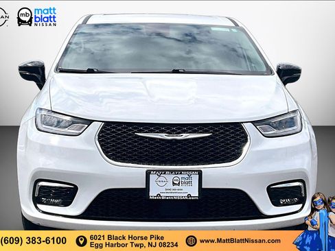 Used 2024 Chrysler Pacifica Touring-L FWD image 2