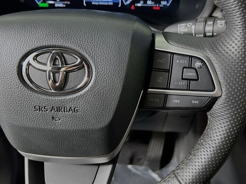 Used 2025 Toyota Sienna Platinum AWD/4WD image 20