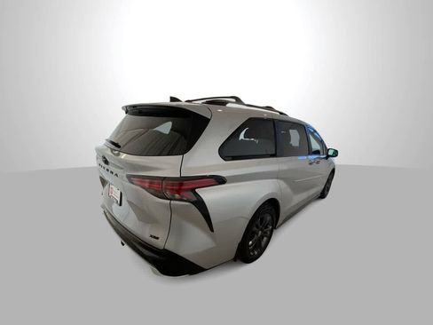 Used 2025 Toyota Sienna XSE w/ XSE Premium Package image 8