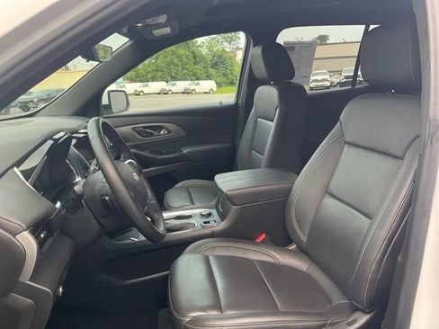Used 2023 Chevrolet Traverse LT w/ LT Premium Package AWD/4WD image 2