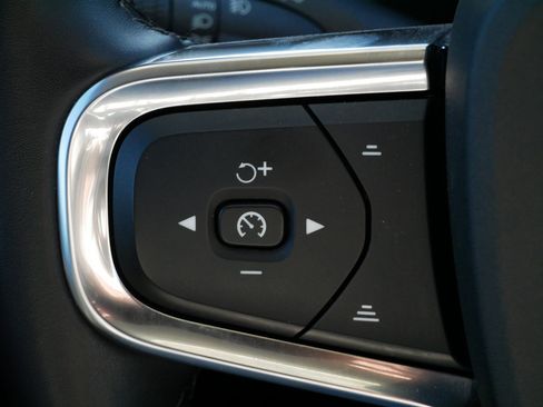 Used 2024 Volvo XC40 B5 Core image 26