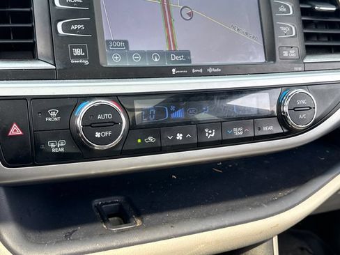 Used 2018 Toyota Highlander Limited Platinum AWD/4WD image 28