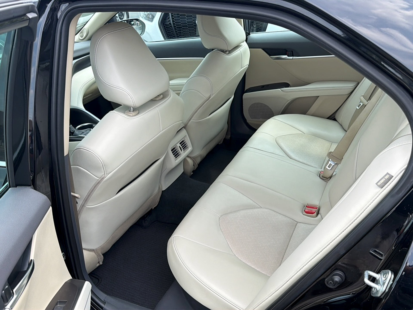 Used 2022 Toyota Camry XLE w/ Navigation Upgrade Package FWD image 10