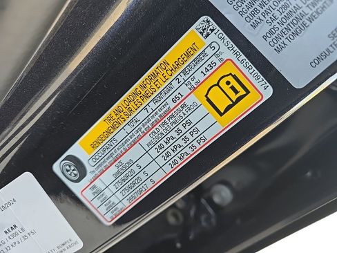 Used 2025 GMC Yukon XL AT4 w/ AT4 Premium Package image 13