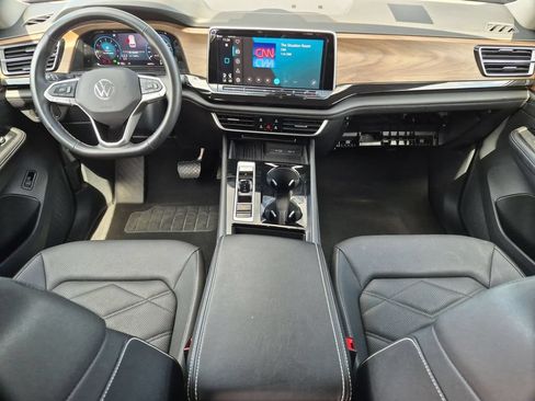 Used 2025 Volkswagen Atlas SE FWD image 24