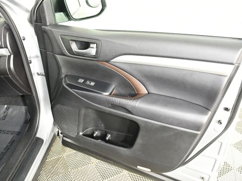 Used 2016 Toyota Highlander XLE image 40