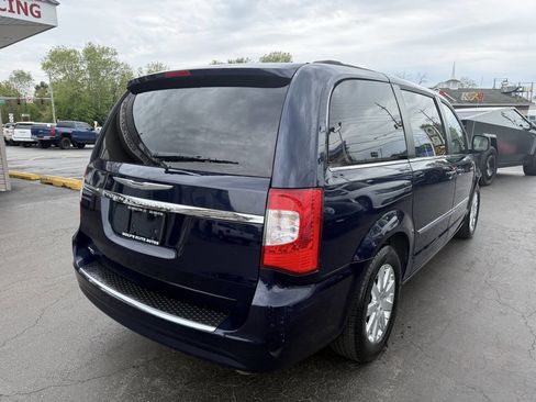 Used 2015 Chrysler Town & Country Touring FWD image 9