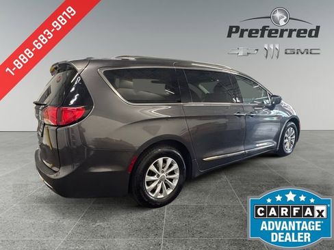 Used 2018 Chrysler Pacifica Touring-L FWD image 18