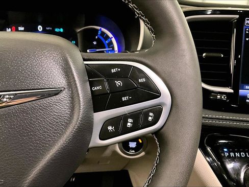 Used 2023 Chrysler Pacifica Touring-L image 18