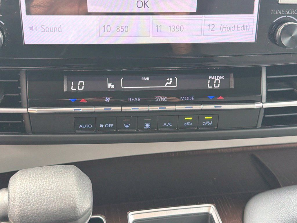 Used 2024 Toyota Sienna LE FWD image 18