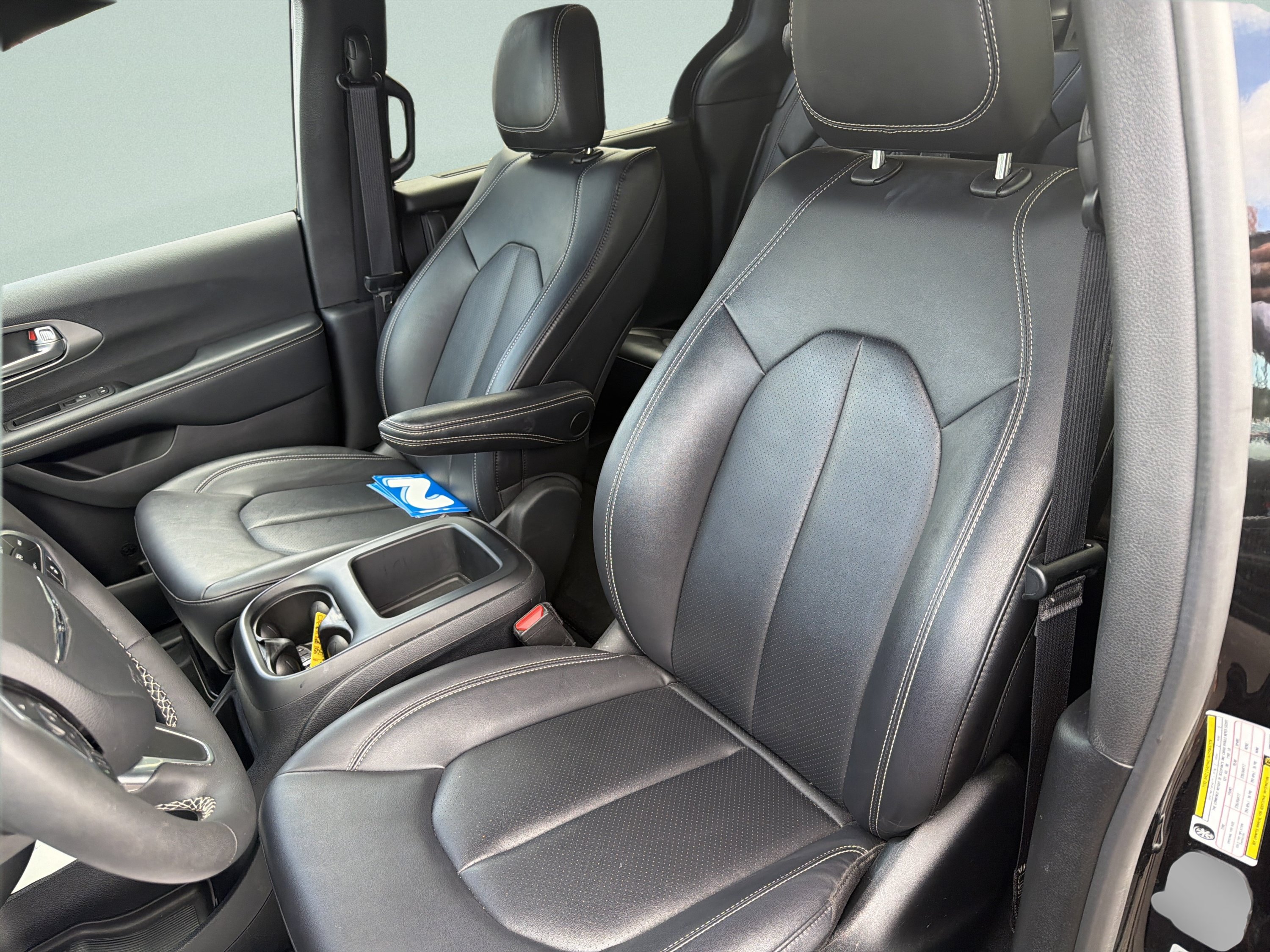 Used 2025 Chrysler Pacifica Select FWD image 16