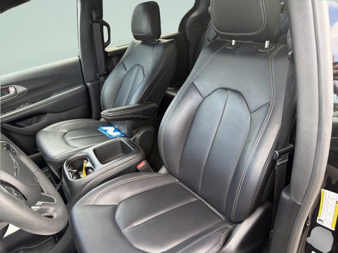 Used 2025 Chrysler Pacifica Select FWD image 16