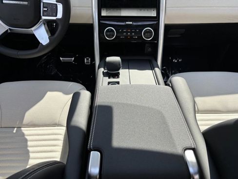 Certified 2025 Land Rover Discovery Dynamic SE image 18