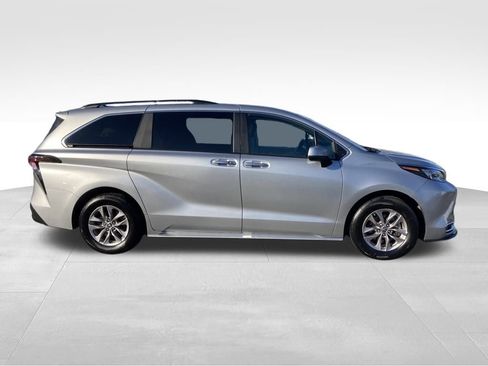 Used 2024 Toyota Sienna XLE image 6
