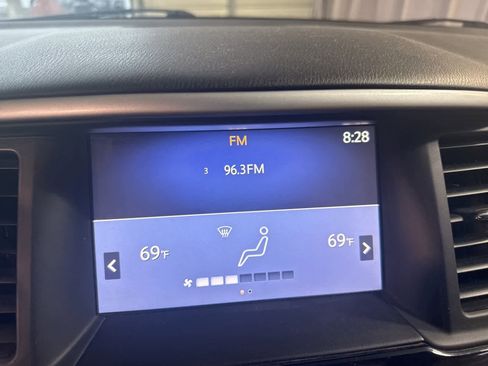 Used 2019 Nissan Pathfinder SV image 19