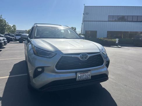 Used 2021 Toyota Highlander XLE AWD/4WD image 1