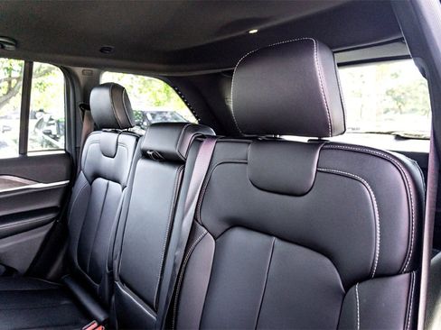 New 2025 Jeep Grand Cherokee Limited w/ Black Appearance Package image 17