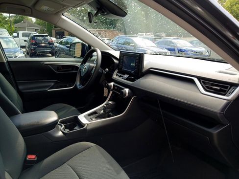 Used 2021 Toyota RAV4 LE image 16