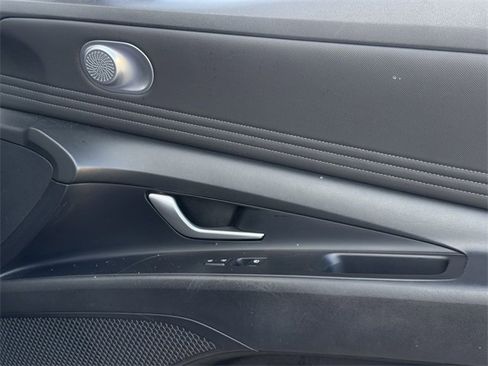 Used 2021 Hyundai Elantra Limited image 28