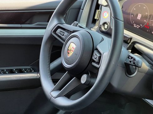Certified 2025 Porsche Cayenne AWD/4WD image 38