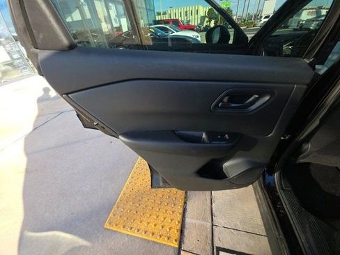 Used 2024 Nissan Rogue S image 23