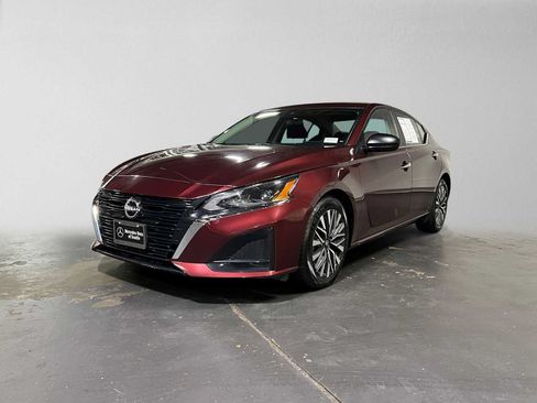 Used 2024 Nissan Altima 2.5 SV FWD image 7