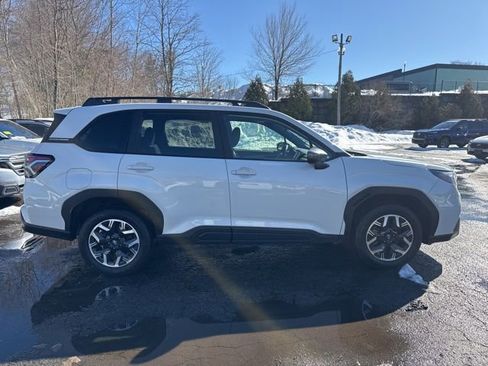 Used 2025 Subaru Forester Premium image 2