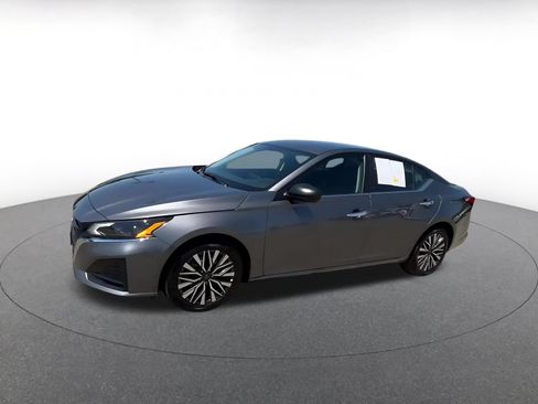 Used 2025 Nissan Altima 2.5 SV FWD image 8