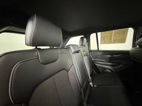 Used 2025 Jeep Grand Cherokee Altitude RWD image 29